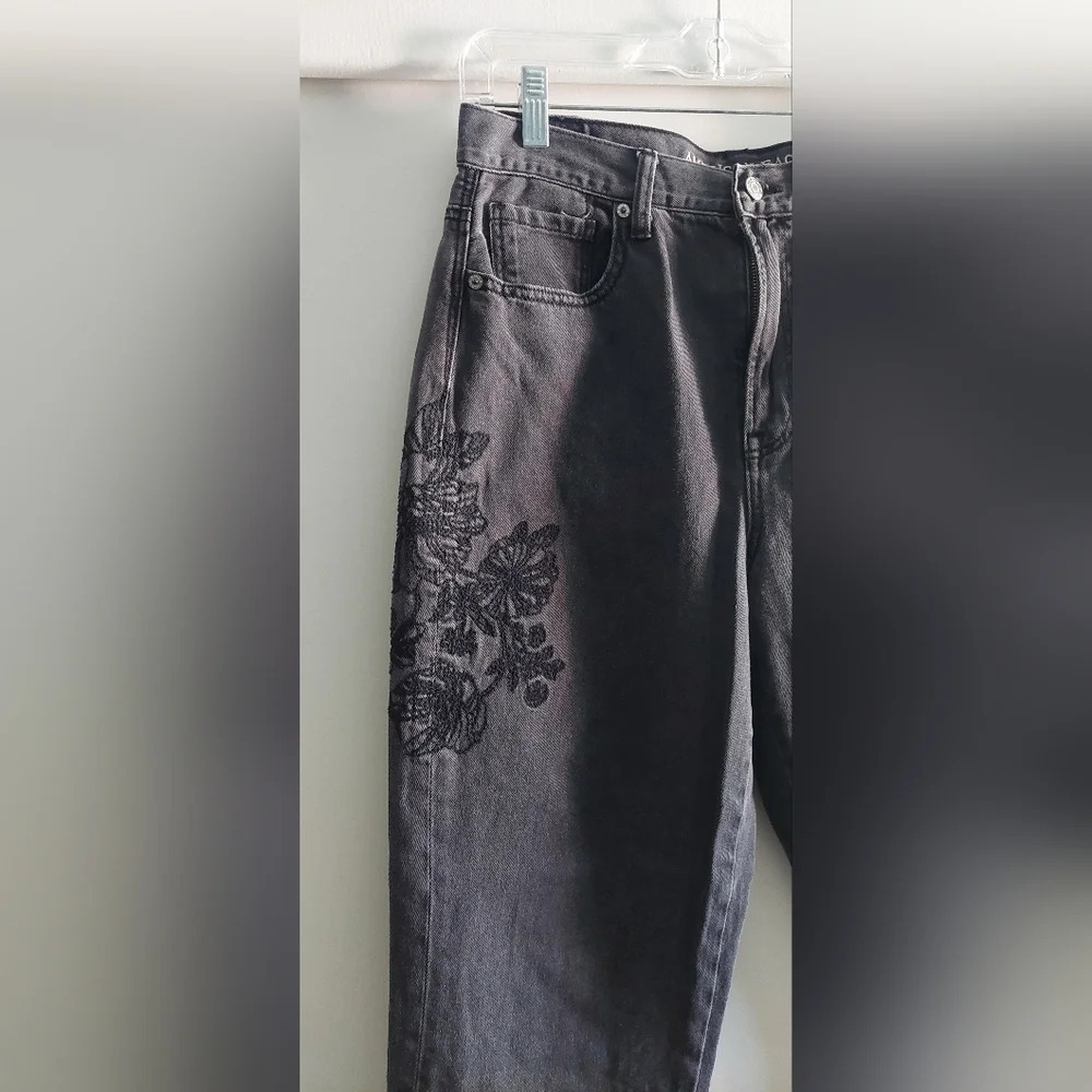 American Eagle Mom Jeans Embroidered Floral Faded black 8 - Picture 6 of 12